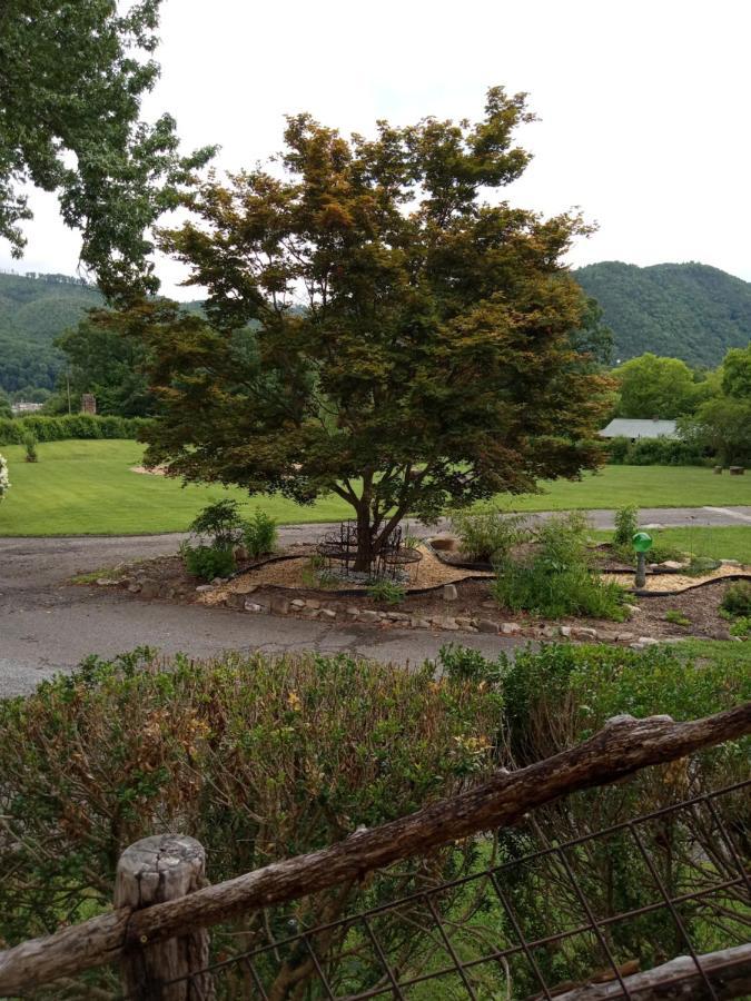 Laughing Heart Lodge Hot Springs Exterior foto